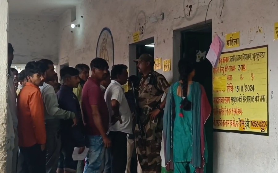 बूथ पर लगी कतार