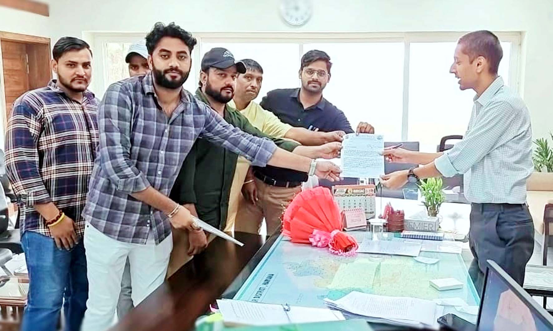 उपायुक्त अनीश यादव को ज्ञापन पत्र सौंपते हुए हिमालय परिवार के पदाधिकारी। उपायुक्त अनीश यादव को ज्ञापन पत्र सौंपते हुए हिमालय परिवार के पदाधिकारी।