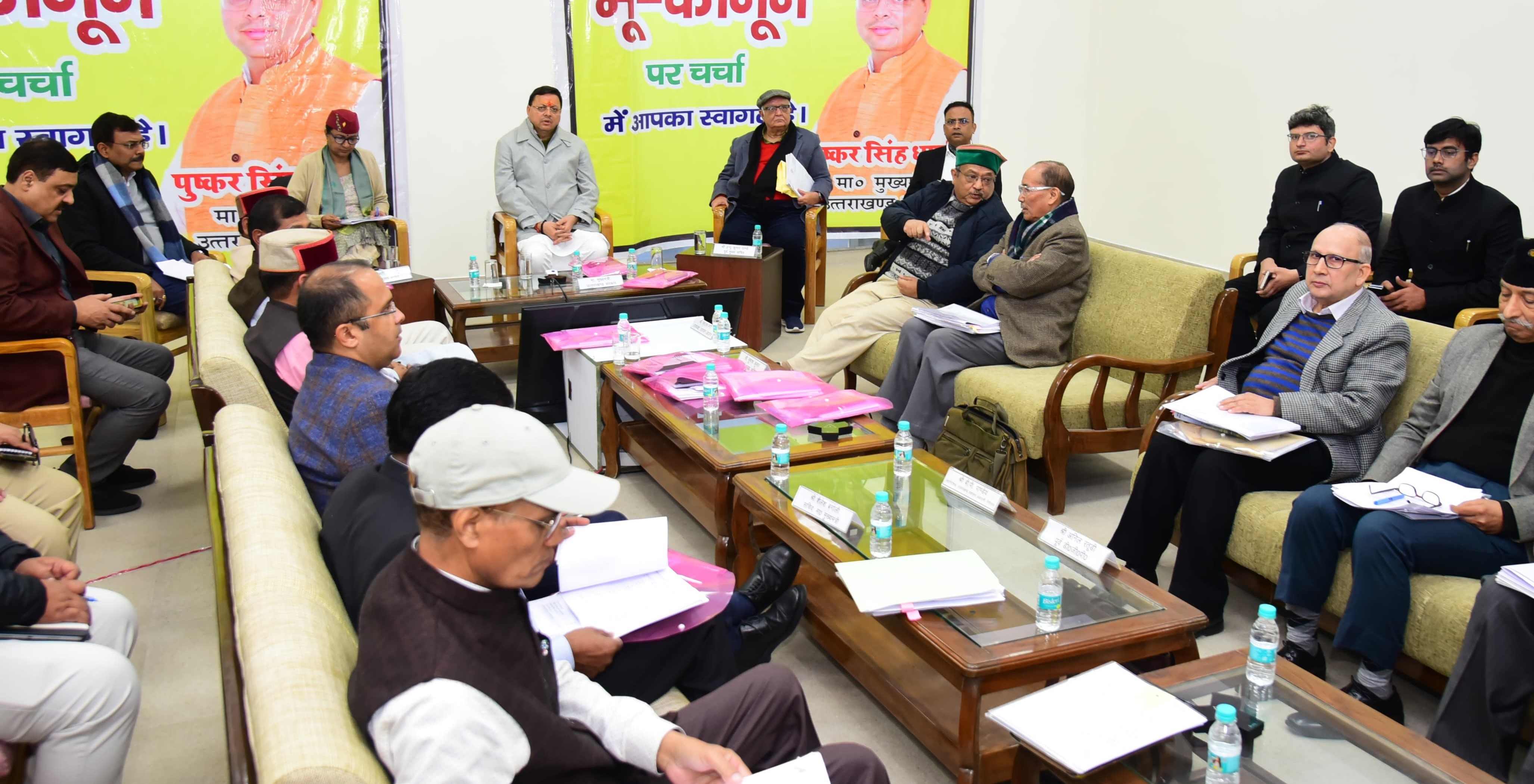 भरारीसैण में भू-कानून को लेकर बैठक लेते हुए सीएम। भरारीसैण में भू-कानून को लेकर बैठक लेते हुए सीएम।