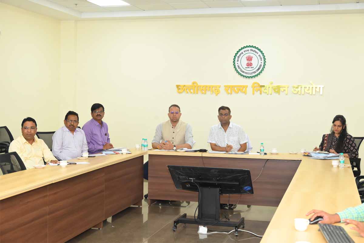 राज्य निर्वाचन आयुक्त अजय सिंह कलेक्टर और जिला निर्वाचन अधिकारियों की समीक्षा बैठक लेते राज्य निर्वाचन आयुक्त अजय सिंह कलेक्टर और जिला निर्वाचन अधिकारियों की समीक्षा बैठक लेते