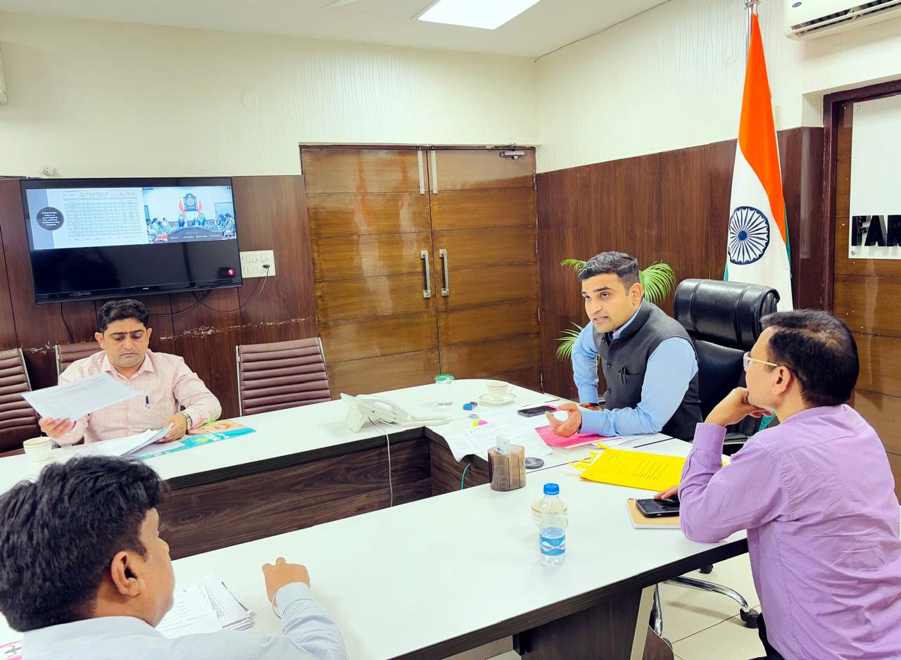 डीसी विक्रम सिंह जिला प्रशासन के अधिकारियों के साथ बैठक कर आवश्यक दिशा निर्देश दिए। डीसी विक्रम सिंह जिला प्रशासन के अधिकारियों के साथ बैठक कर आवश्यक दिशा निर्देश दिए।