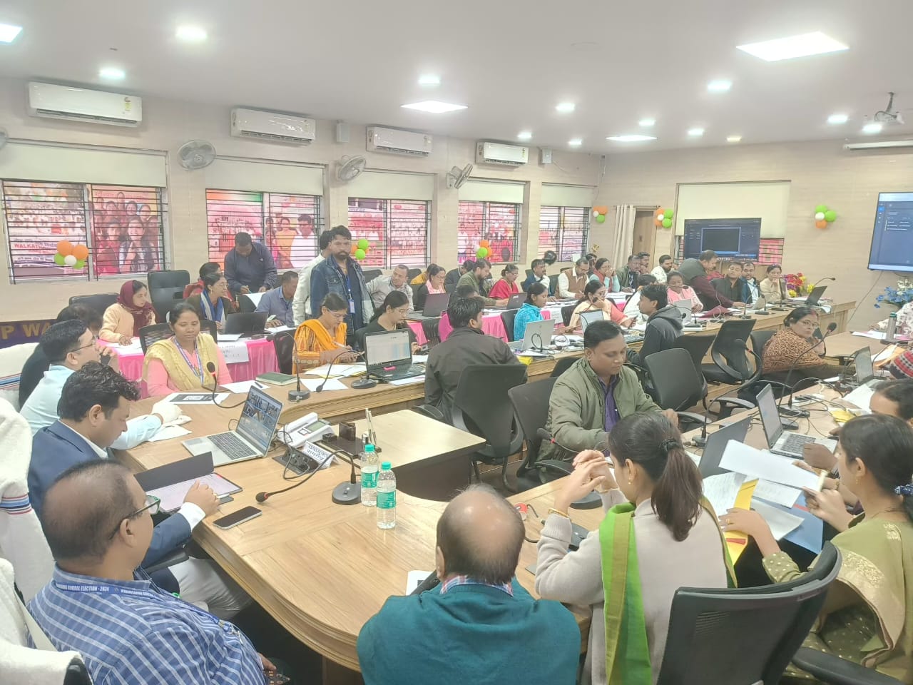 कंट्रोल रूम में मौजूद कर्मचारी कंट्रोल रूम में मौजूद कर्मचारी