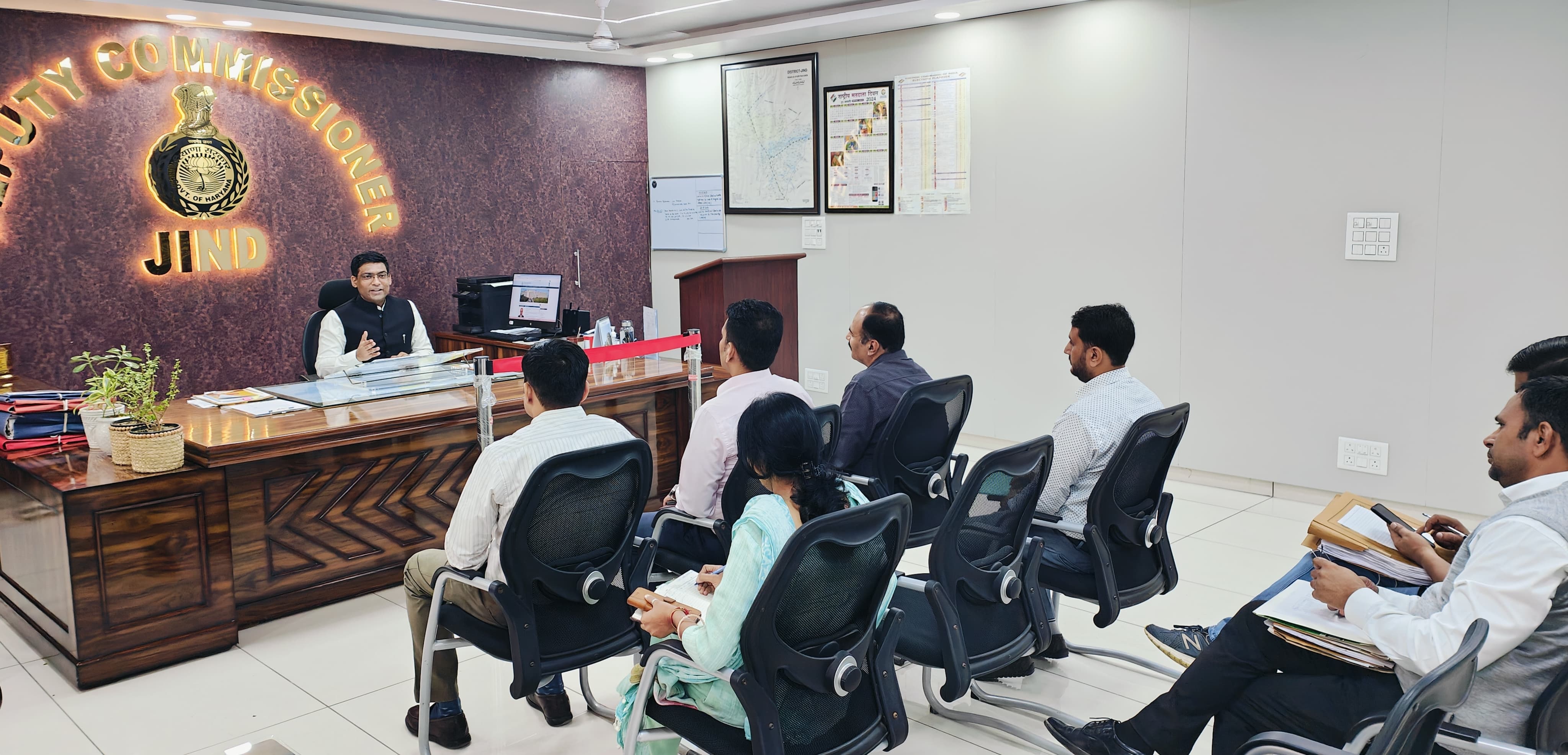 बैठक की अध्यक्षता करते हुए डीसी। बैठक की अध्यक्षता करते हुए डीसी।