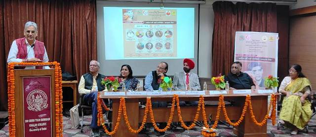 दिल्ली विश्वविद्यालय शिक्षक संघ के अध्यक्ष डा ए.के. भागी संगोष्ठी को संबोधित करते हुए दिल्ली विश्वविद्यालय शिक्षक संघ के अध्यक्ष डा ए.के. भागी संगोष्ठी को संबोधित करते हुए
