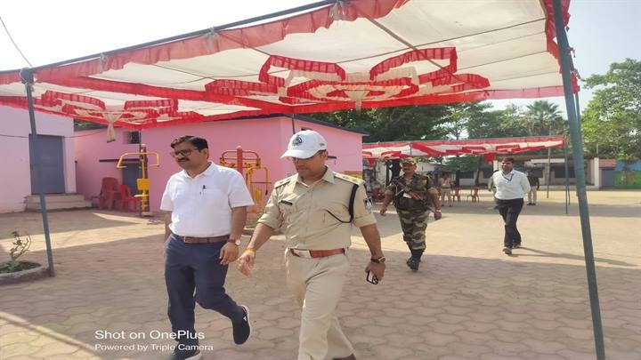 मतदान केन्द्रों का निरीक्षण करने पहुंचे कलेक्टर