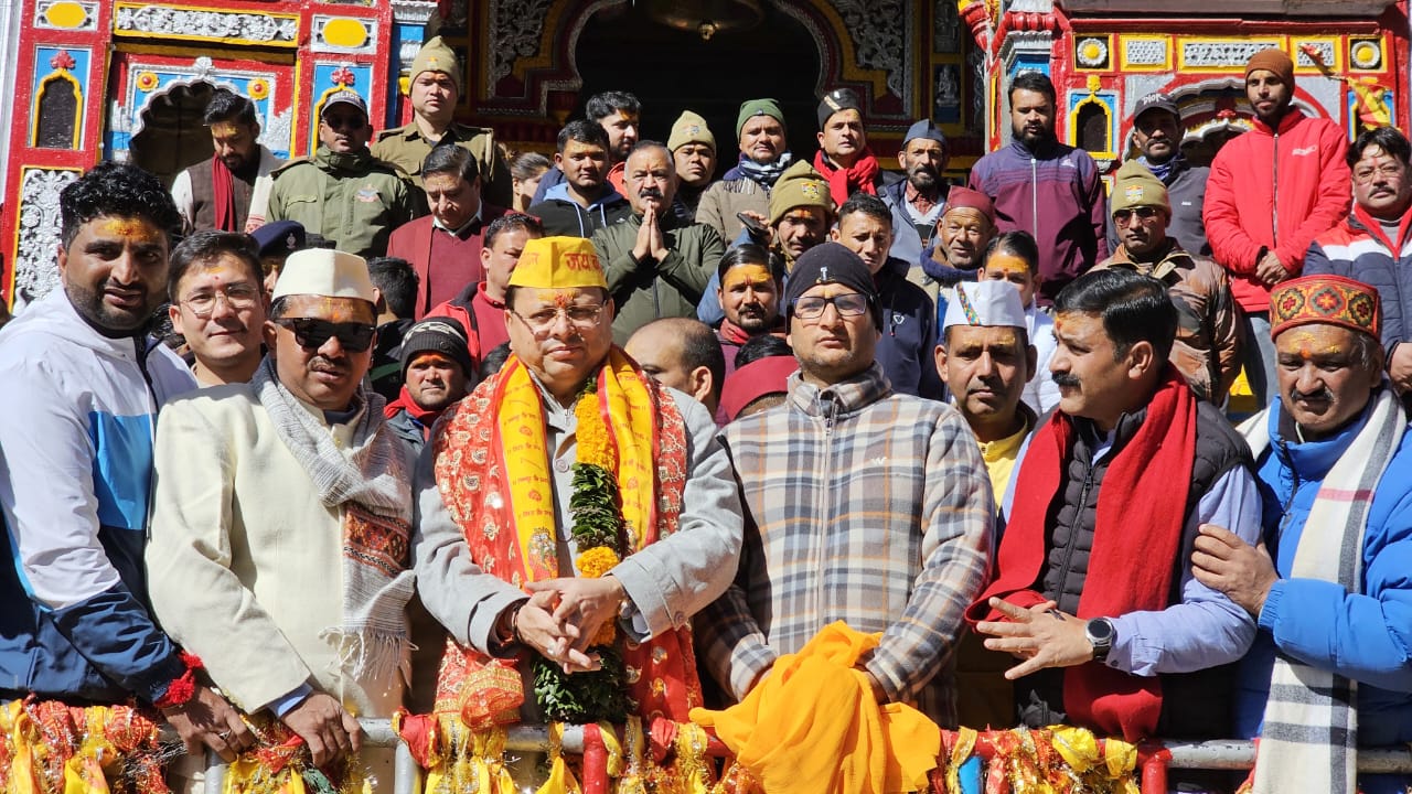 बदरीनाथ धाम में सीएम धामी। बदरीनाथ धाम में सीएम धामी।