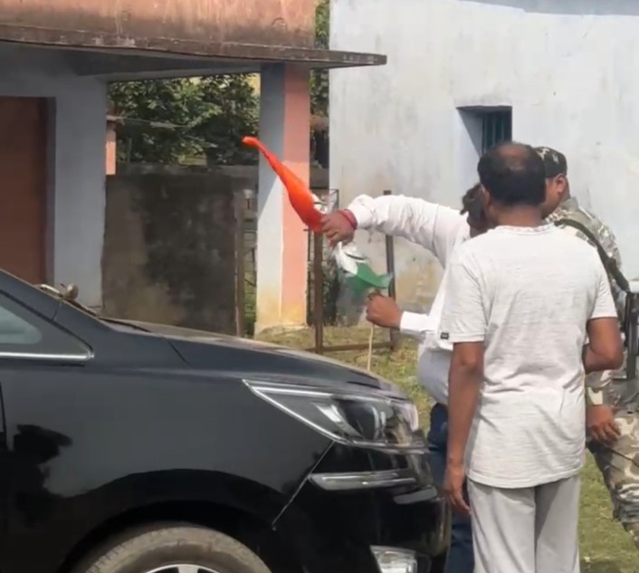 योगेंद्र साहू की गाड़ी से कांग्रेस का झंडा हटाते कर्मी योगेंद्र साहू की गाड़ी से कांग्रेस का झंडा हटाते कर्मी