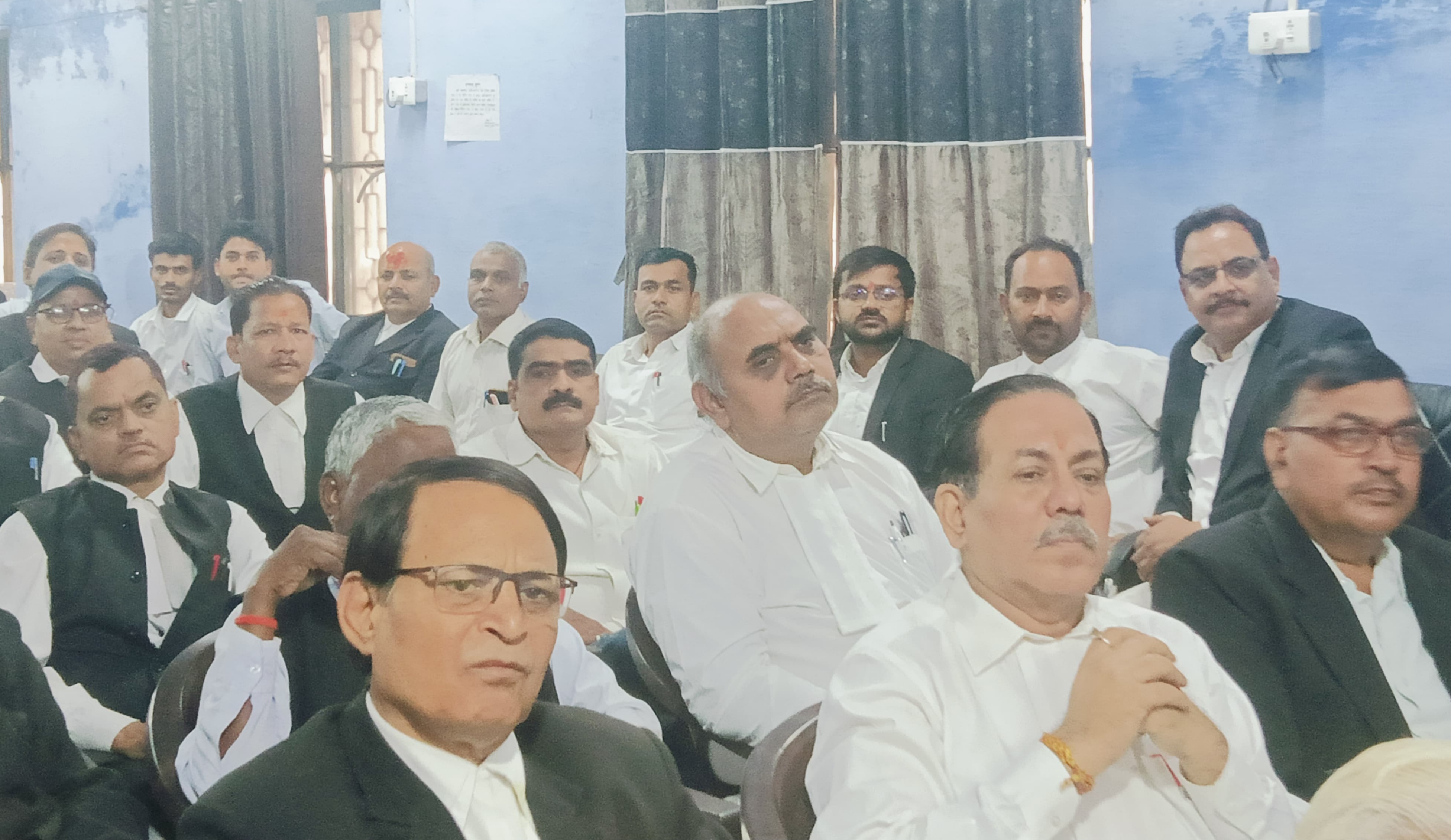 विदाई समारोह में उपस्थित अधिवक्ता।