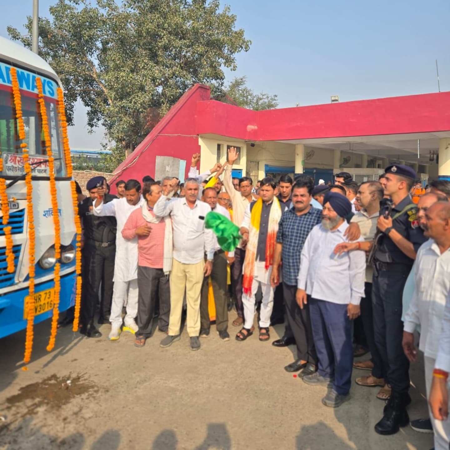 खेल मंत्री गौरव गौतम बस स्टेंड से बस को खाटू श्याम मंदिर के लिए झंडी दिखाकर रवाना करते हुए।