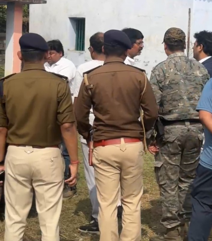 योगेंद्र साव को घेर कर खड़े पुलिस पदाधिकारी योगेंद्र साव को घेर कर खड़े पुलिस पदाधिकारी
