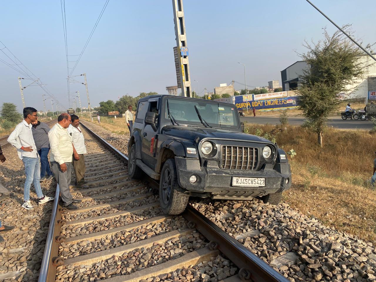 रेलवे ट्रेक पर थार जीप दौड़ाने का मामलाः जीआरपी ने युवकों की पहचान के बाद शुरू की कार्रवाई रेलवे ट्रेक पर थार जीप दौड़ाने का मामलाः जीआरपी ने युवकों की पहचान के बाद शुरू की कार्रवाई