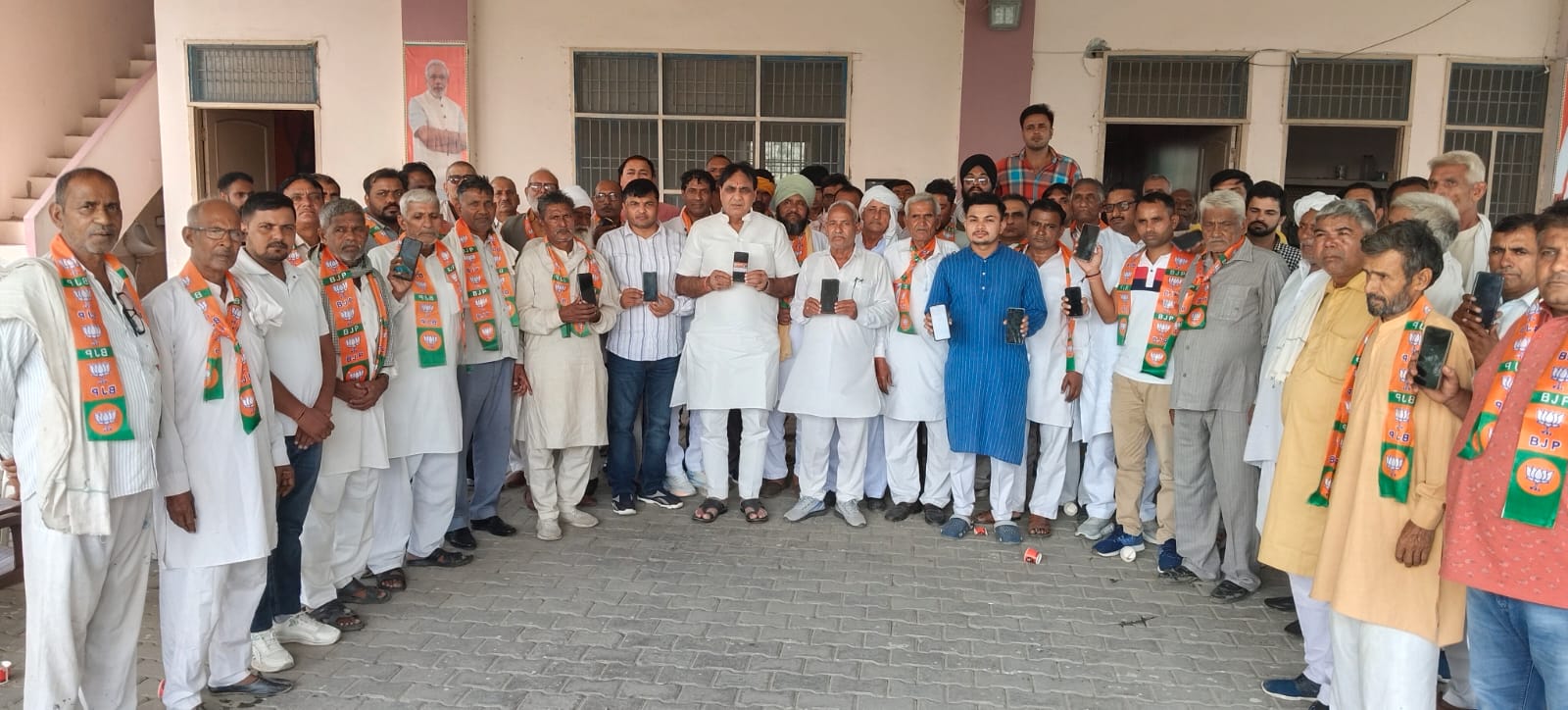 कार्यकर्ताओं के साथ मौजूद कर्मवीर सैनी। कार्यकर्ताओं के साथ मौजूद कर्मवीर सैनी।