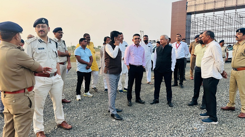 संभागायुक्त और आईजी ने किया हेलीपैड और सभास्थल का निरीक्षण संभागायुक्त और आईजी ने किया हेलीपैड और सभास्थल का निरीक्षण