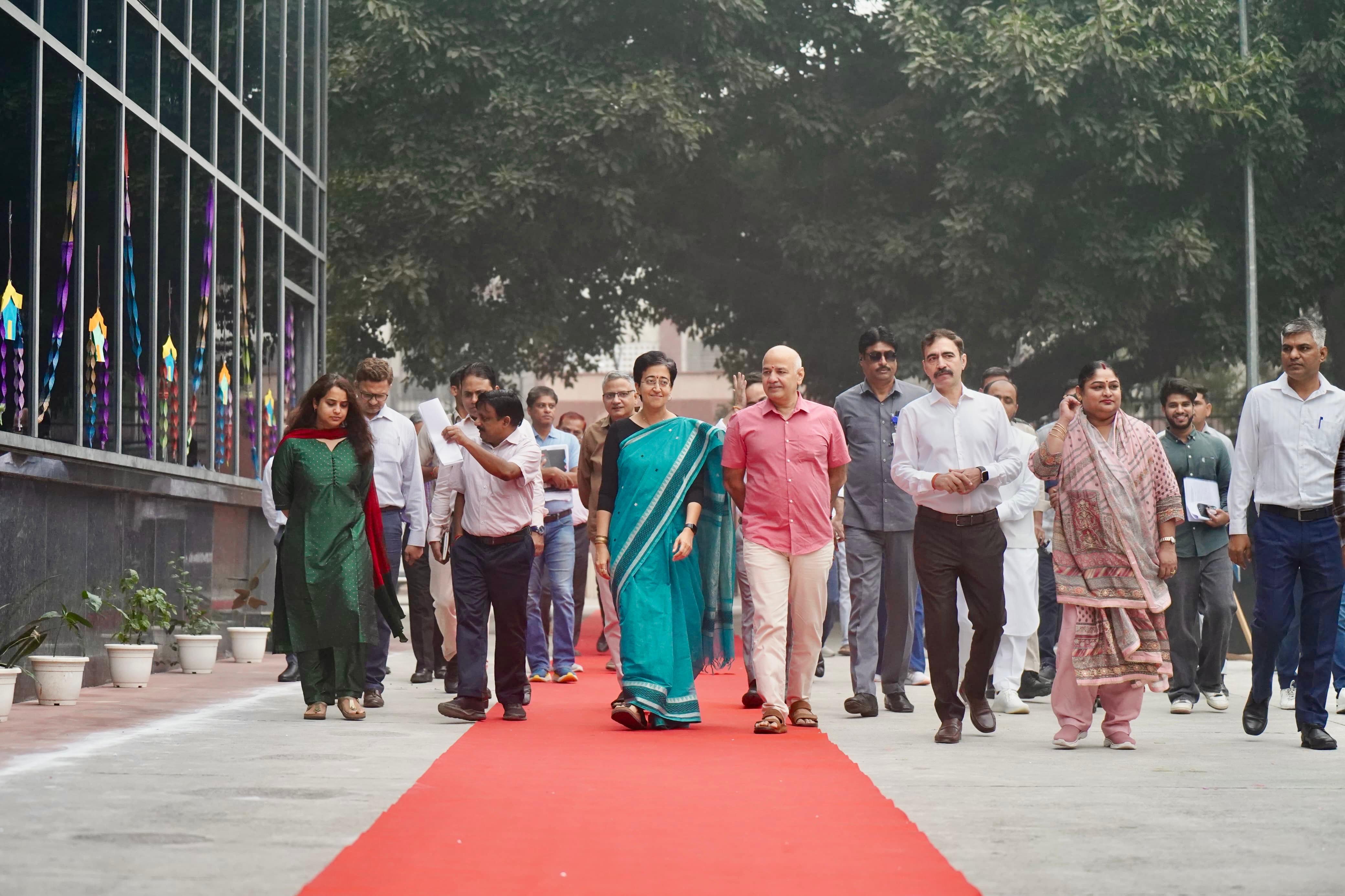 मुख्यमंत्री आतिशी व पूर्व उपमुख्यमंत्री सिसोदिया ने दिल्ली स्पोर्ट्स स्कूल का किया दौरा मुख्यमंत्री आतिशी व पूर्व उपमुख्यमंत्री सिसोदिया ने दिल्ली स्पोर्ट्स स्कूल का किया दौरा