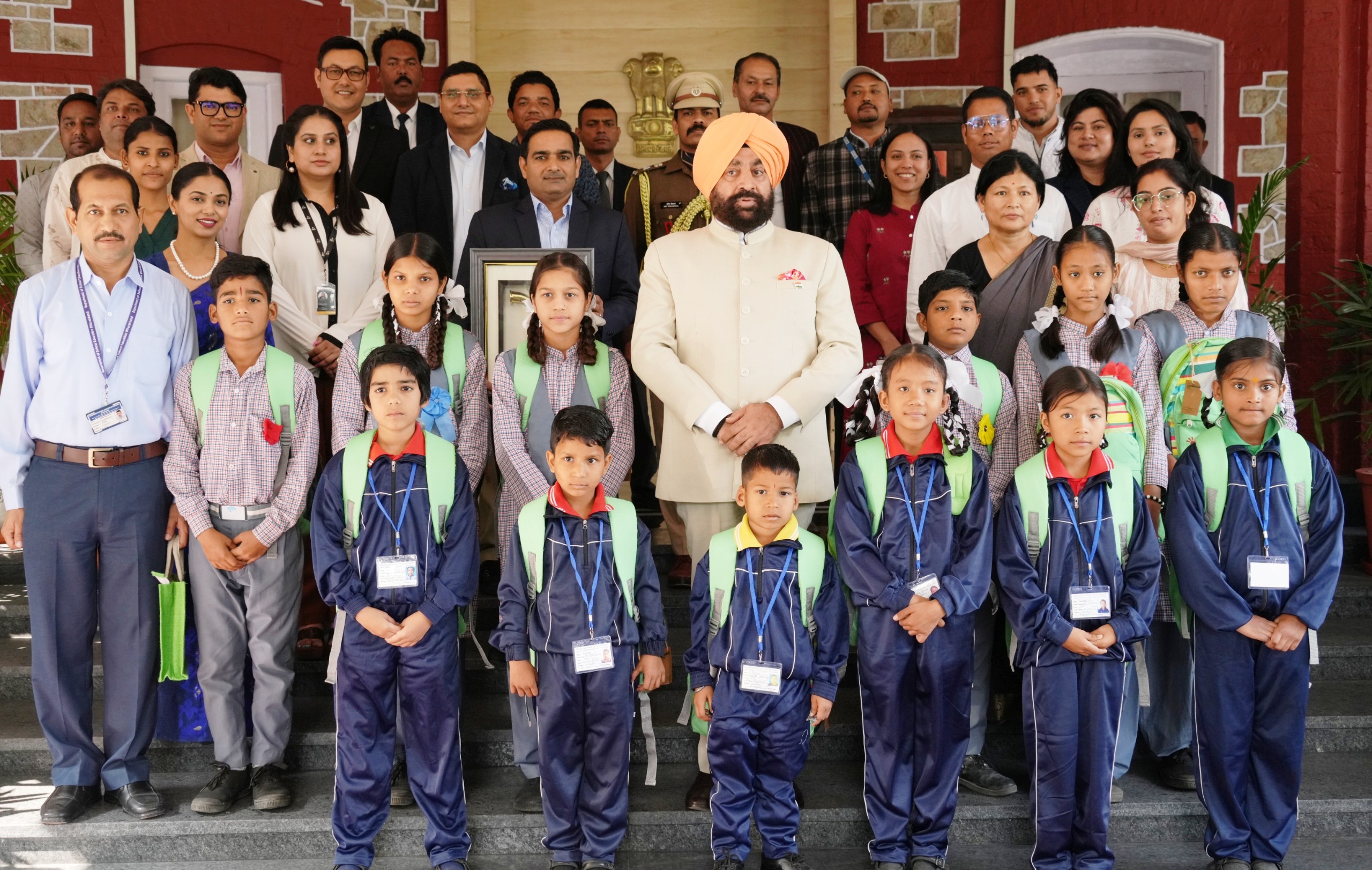 स्कूली बच्चाें संग राज्यपाल लेफ्टिनेंट जनरल गुरमीत सिंह (सेनि)। स्कूली बच्चाें संग राज्यपाल लेफ्टिनेंट जनरल गुरमीत सिंह (सेनि)।