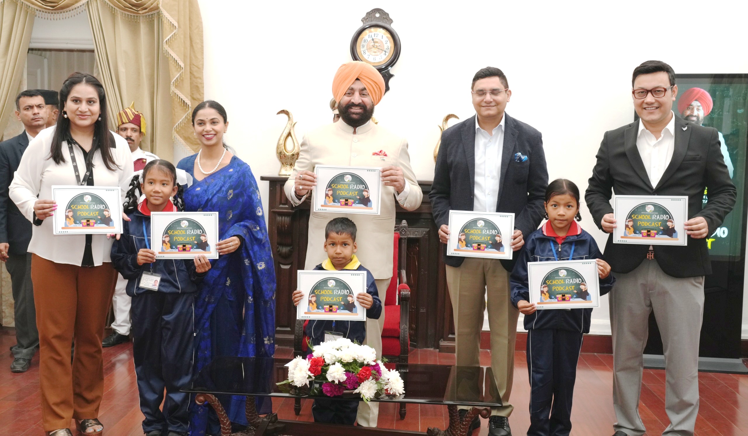 राजभवन में स्कूल रेडियो पॉडकास्ट लॉच करते राज्यपाल लेफ्टिनेंट जनरल गुरमीत सिंह (सेनि)। राजभवन में स्कूल रेडियो पॉडकास्ट लॉच करते राज्यपाल लेफ्टिनेंट जनरल गुरमीत सिंह (सेनि)।