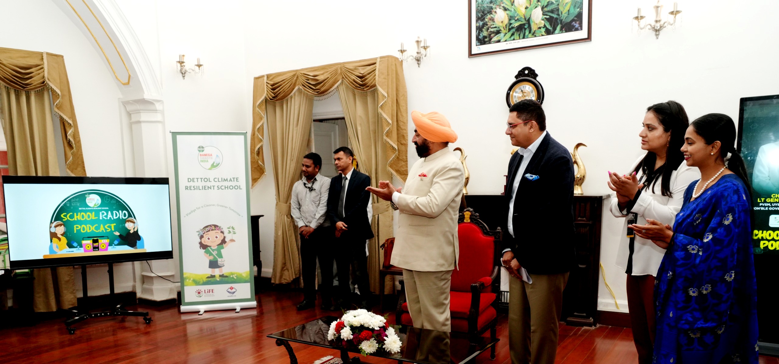 राजभवन में स्कूल रेडियो पॉडकास्ट लॉच करते राज्यपाल लेफ्टिनेंट जनरल गुरमीत सिंह (सेनि)। राजभवन में स्कूल रेडियो पॉडकास्ट लॉच करते राज्यपाल लेफ्टिनेंट जनरल गुरमीत सिंह (सेनि)।