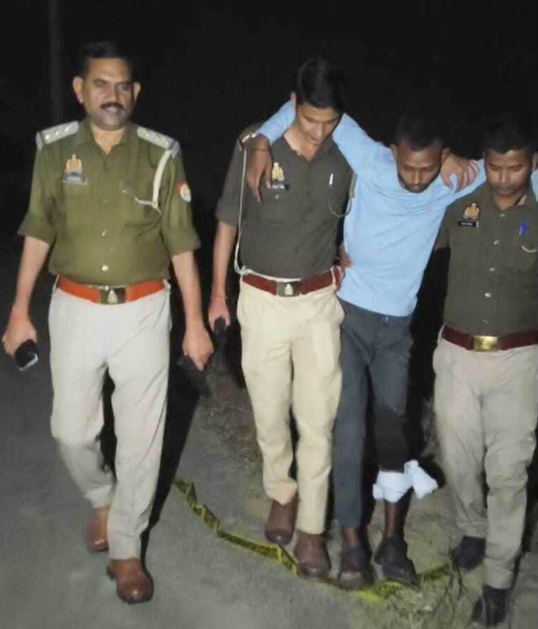 लूट के माल सहित तीन बदमाश मुठभेड़ में गिरफ्तार, एक के पैर में लगी गोली लूट के माल सहित तीन बदमाश मुठभेड़ में गिरफ्तार, एक के पैर में लगी गोली