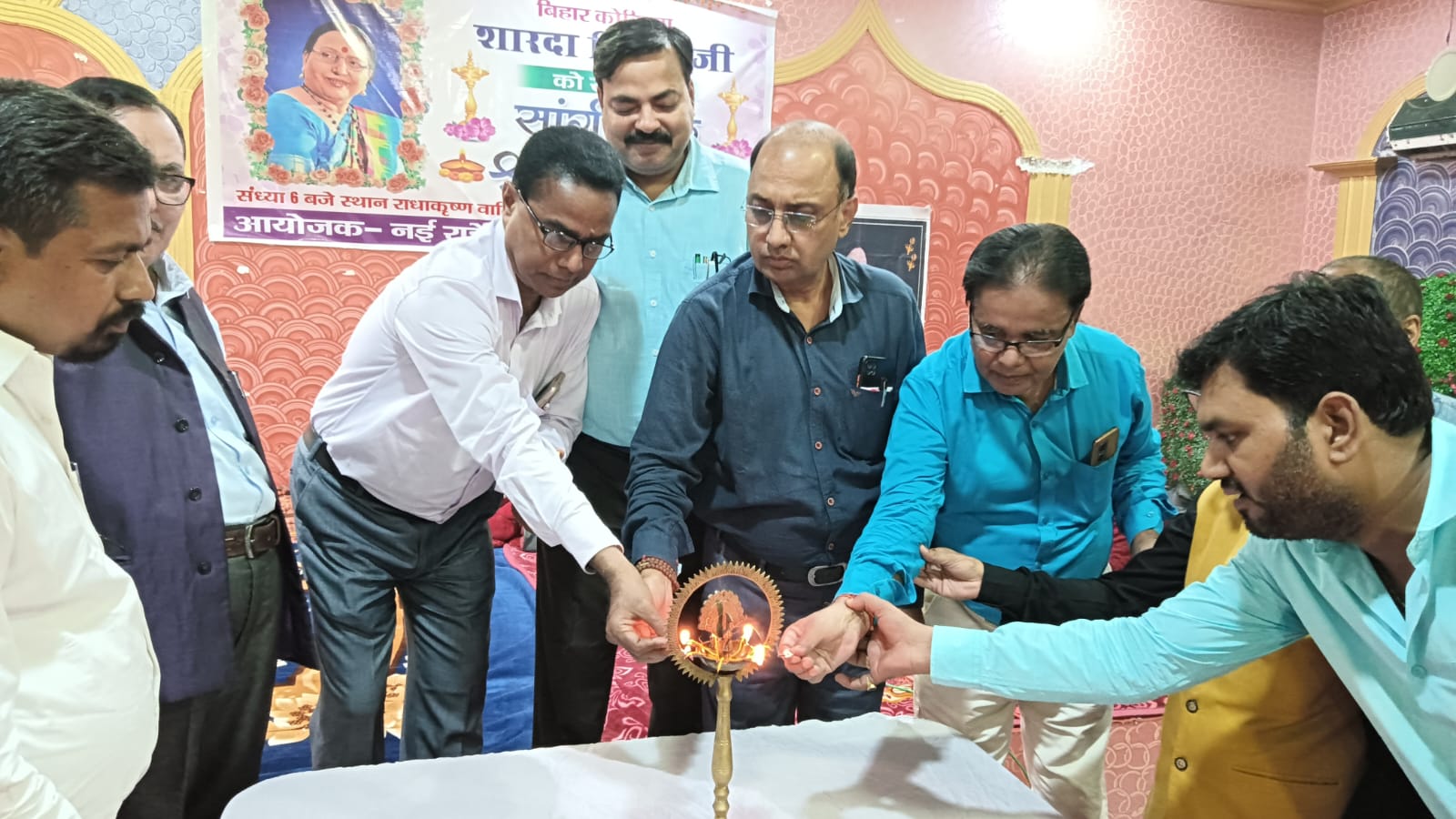 शारदा सिन्हा के श्रद्धांजलि सभा में दीप प्रज्जवलित करते अतिथि शारदा सिन्हा के श्रद्धांजलि सभा में दीप प्रज्जवलित करते अतिथि