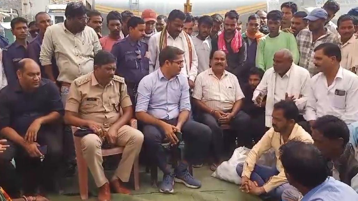 समझाइश देते प्रशासनिक अधिकारी