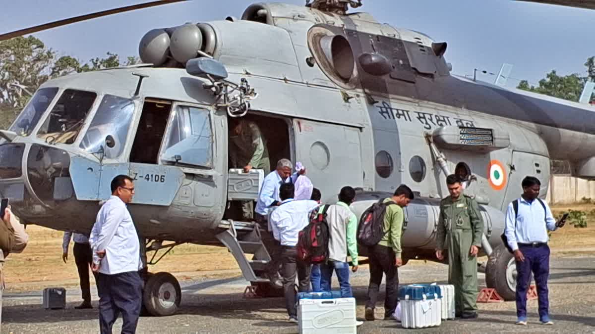 भंडरिया के 9 बूथों पर मतदान कराकर हेलीकाप्टर से लौटे चुनावकर्मी भंडरिया के 9 बूथों पर मतदान कराकर हेलीकाप्टर से लौटे चुनावकर्मी