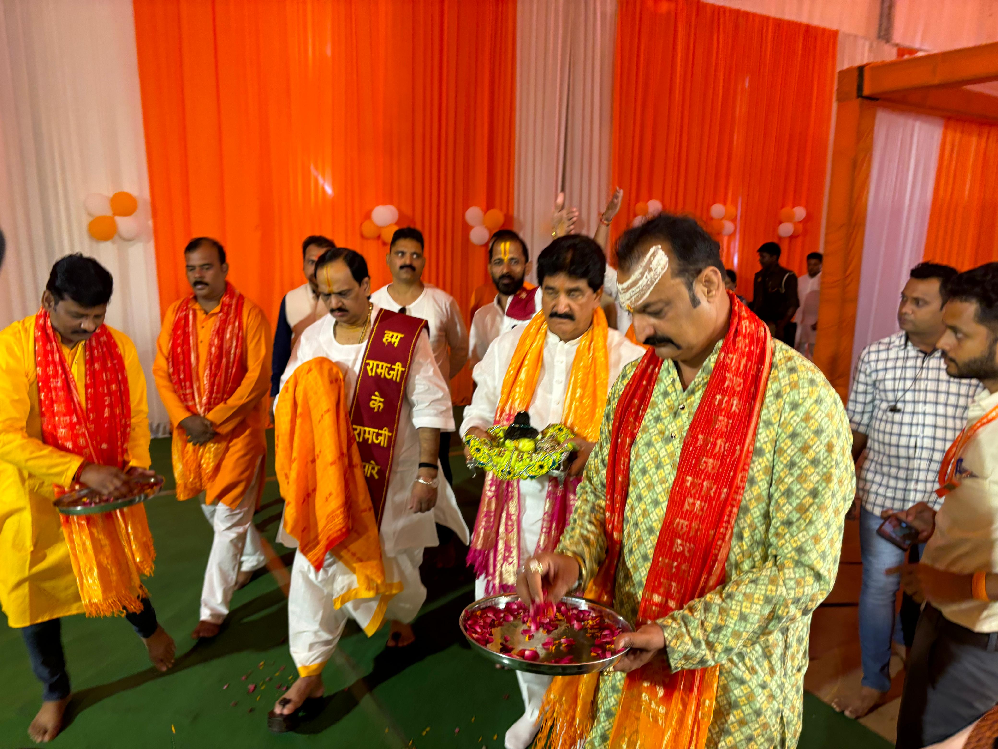 आरक्षण व्यवस्था से भारतीय प्रतिभा का पलायन हो रहा है - पूज्यश्री प्रेमभूषण जी महाराज आरक्षण व्यवस्था से भारतीय प्रतिभा का पलायन हो रहा है - पूज्यश्री प्रेमभूषण जी महाराज