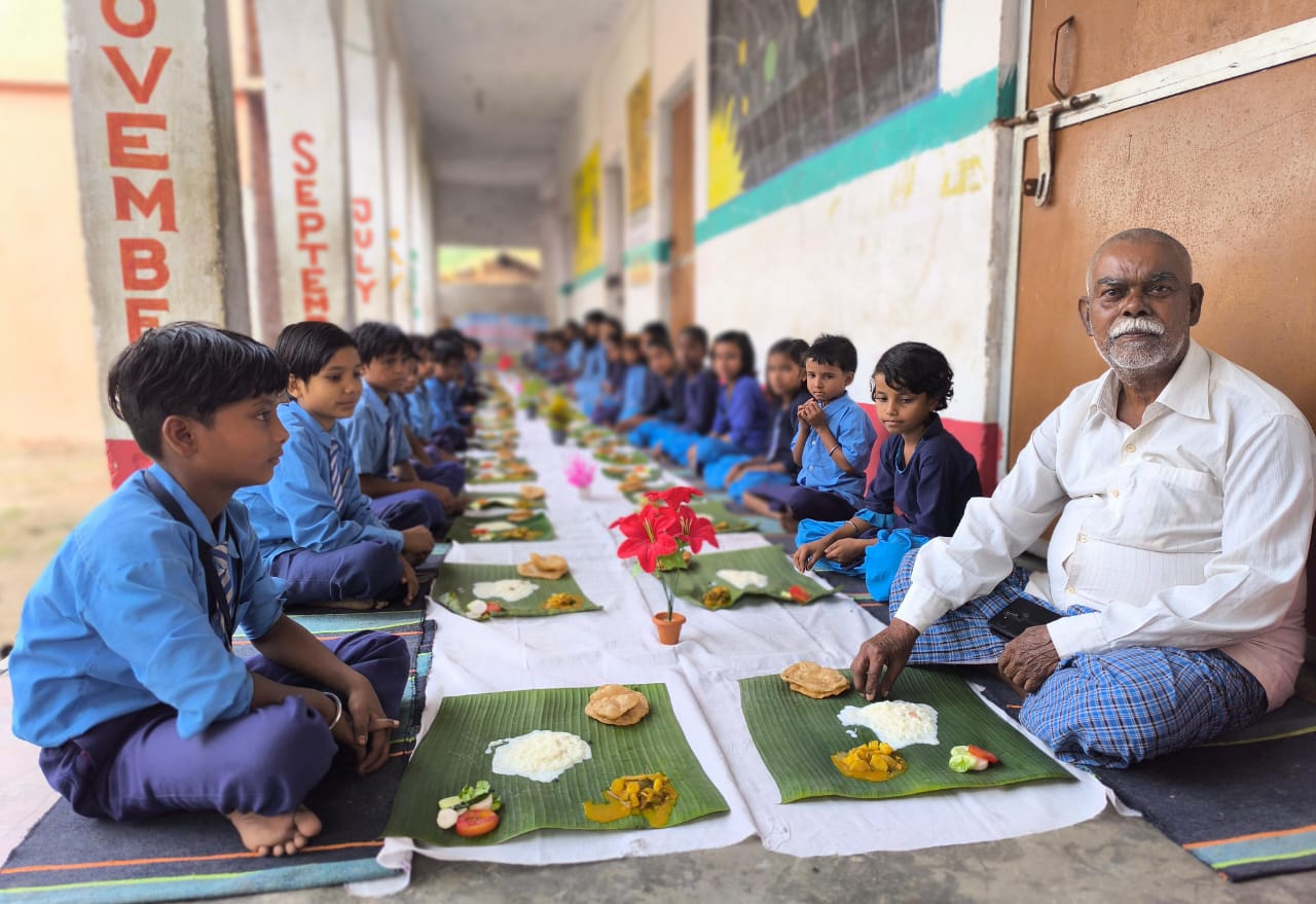 अररिया फोटो:केले के पत्ते पर तिथि भोजन में शामिल बच्चे अररिया फोटो:केले के पत्ते पर तिथि भोजन में शामिल बच्चे