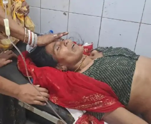 हादसे में घायल हुई महिला का ट्रोमा वार्ड में उपचार करते नर्सिंगकर्मी। हादसे में घायल हुई महिला का ट्रोमा वार्ड में उपचार करते नर्सिंगकर्मी।