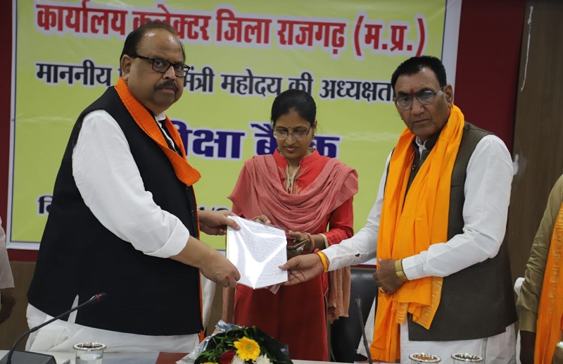 समीक्षा बैठक में अनुकंपा नियुक्ति पत्र सौंपते हुए मंत्री काश्यप समीक्षा बैठक में अनुकंपा नियुक्ति पत्र सौंपते हुए मंत्री काश्यप