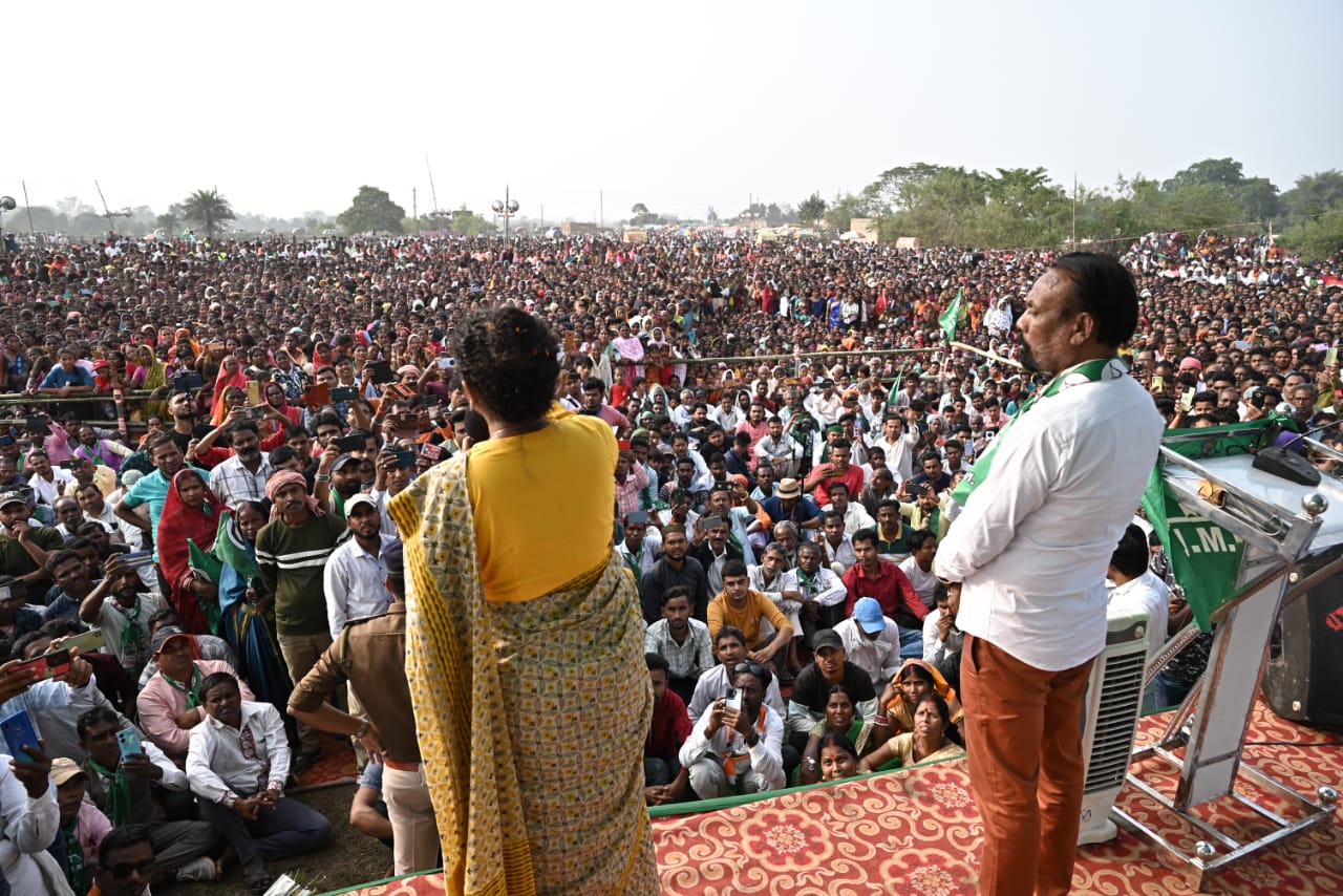 चुनावी सभा को सम्बोधित करते कल्पना सोरेन चुनावी सभा को सम्बोधित करते कल्पना सोरेन