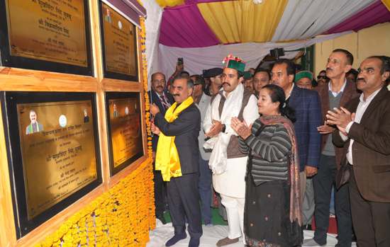 अंतरराष्ट्रीय लवी मेले के समापन समारोह की अध्यक्षता करते मुख्यमंत्री ठाकुर सुखविंद्र सिंह सुक्खू अंतरराष्ट्रीय लवी मेले के समापन समारोह की अध्यक्षता करते मुख्यमंत्री ठाकुर सुखविंद्र सिंह सुक्खू
