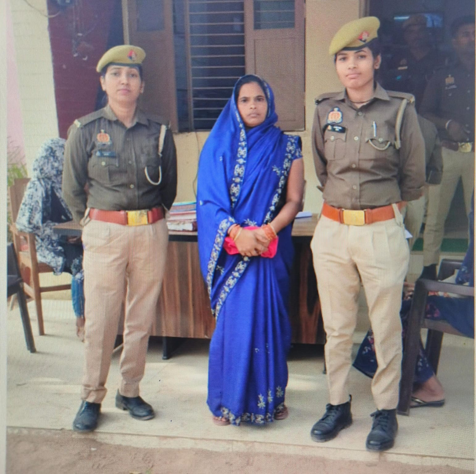 नाबालिग से दुष्कर्म करने वाले स्कूल वैन चालक की मां गिरफ्तार, की थी मदद नाबालिग से दुष्कर्म करने वाले स्कूल वैन चालक की मां गिरफ्तार, की थी मदद