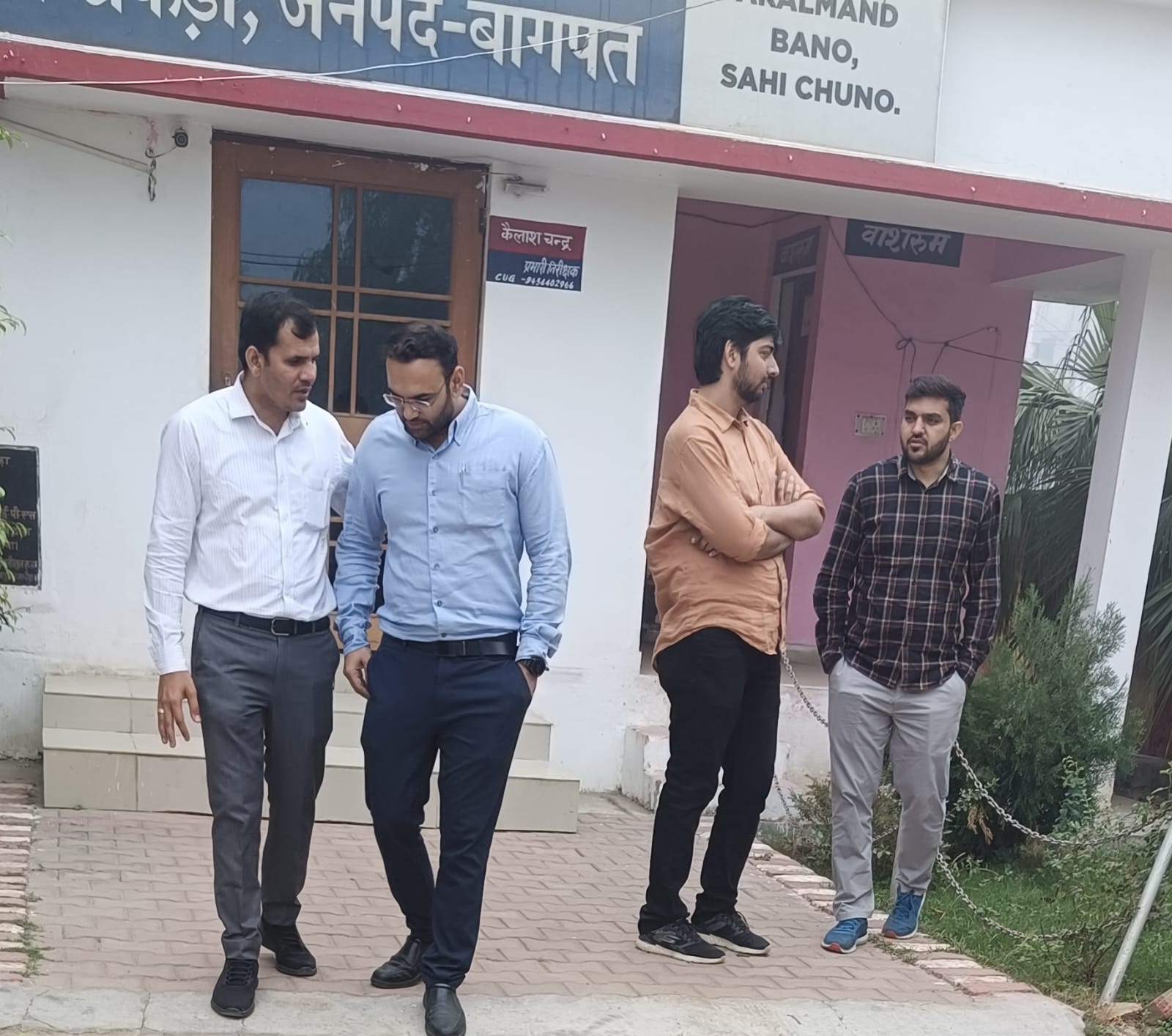 खेकड़ा कोतवाली में मौजूद जीएसटी विभाग की टीम खेकड़ा कोतवाली में मौजूद जीएसटी विभाग की टीम