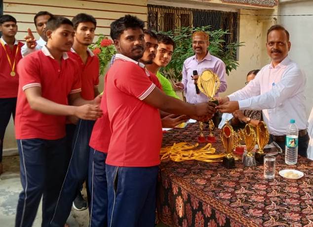 प्रथम, द्वितीय व तृतीय स्थान प्राप्त करने वाले किशाेराें को सचिव ने मेडल देकर पुरस्कृत करते डीएलएसए सचिव व अपर जनपद न्यायाधीश विनय आर्या । प्रथम, द्वितीय व तृतीय स्थान प्राप्त करने वाले किशाेराें को सचिव ने मेडल देकर पुरस्कृत करते डीएलएसए सचिव व अपर जनपद न्यायाधीश विनय आर्या ।