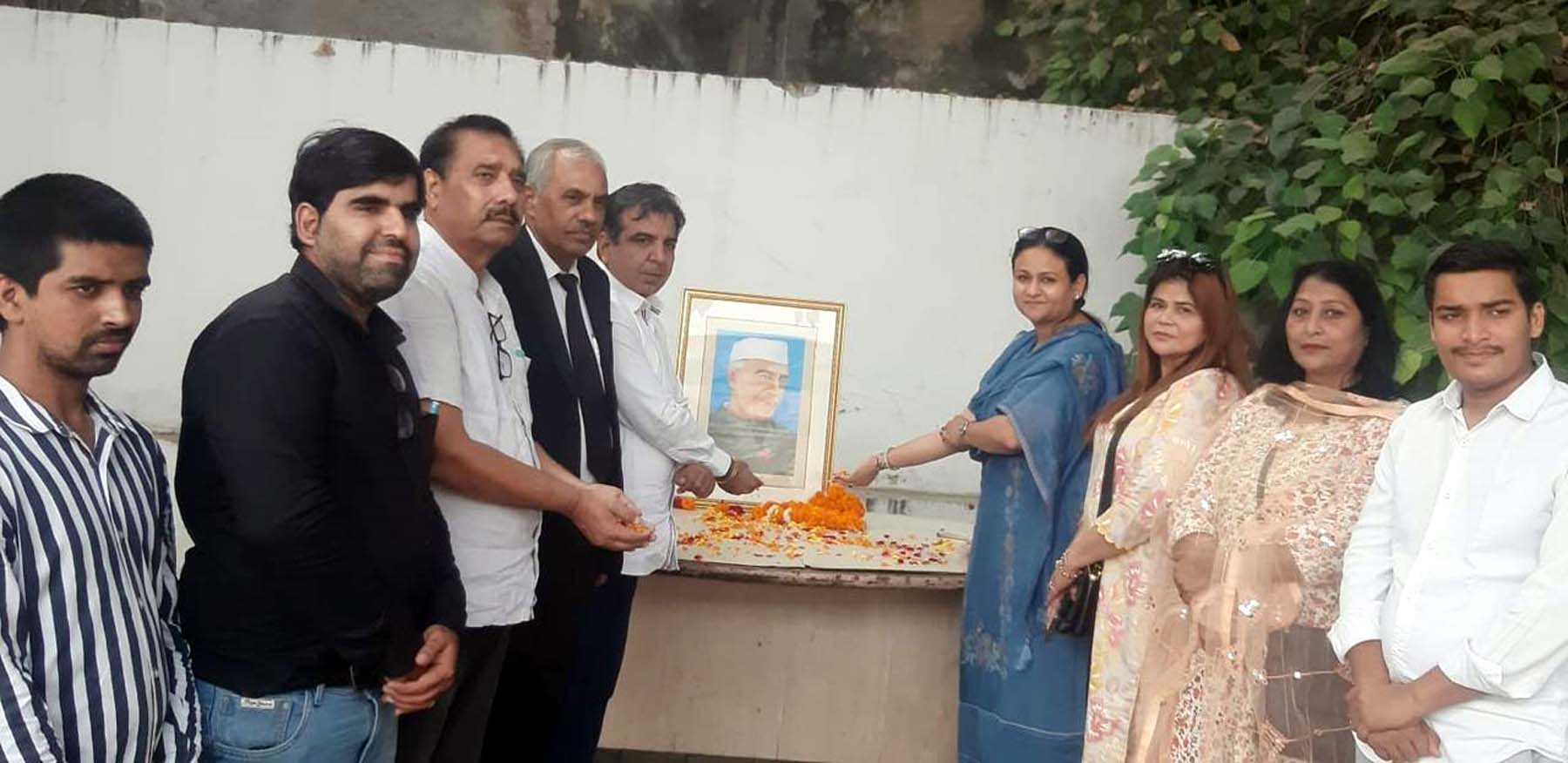 फोटो नंबर-02: गुरुग्राम कांगे्रस भवन में पंडित जवाहर लाल नेहरू को श्रद्धासुमन अर्पित करते कांगे्रस नेता, कार्यकर्ता। फोटो नंबर-02: गुरुग्राम कांगे्रस भवन में पंडित जवाहर लाल नेहरू को श्रद्धासुमन अर्पित करते कांगे्रस नेता, कार्यकर्ता।