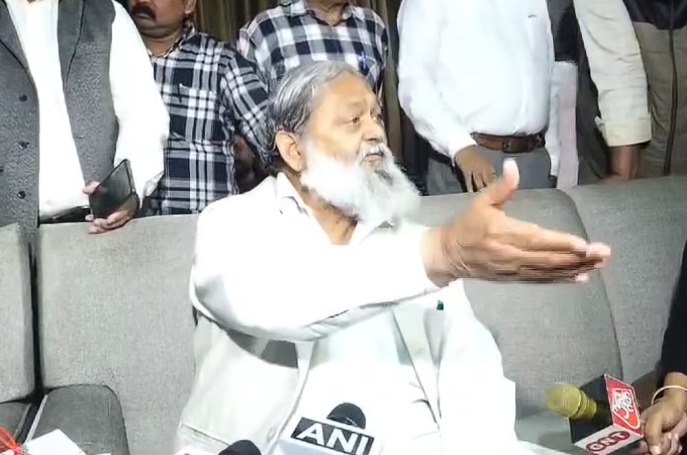 हरियाणा के परिवहन मंत्री अनिल विज पत्रकाराें से बातचीत करते हुए हरियाणा के परिवहन मंत्री अनिल विज पत्रकाराें से बातचीत करते हुए