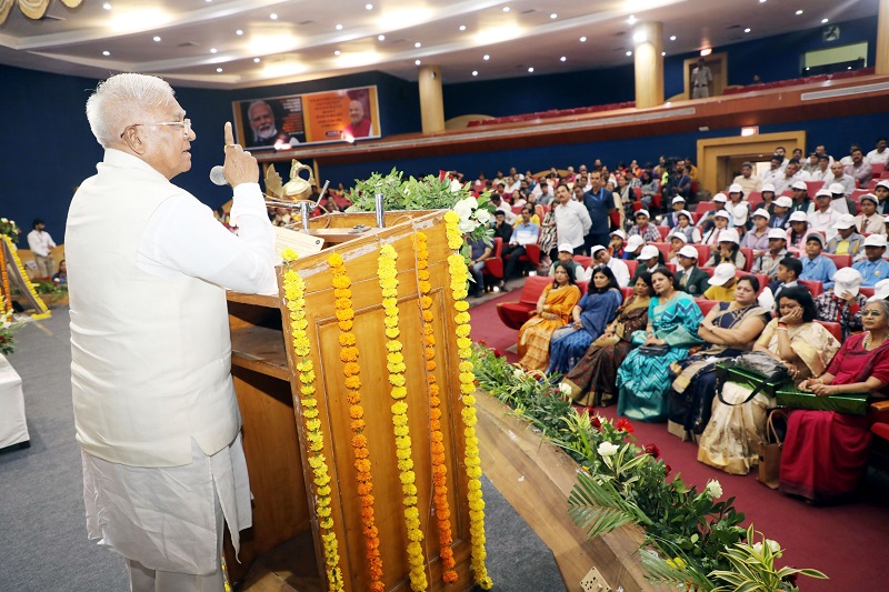 पुरस्कार वितरण समारोह को संबोधित करते हुए राज्यपाल मंगुभाई पटेल पुरस्कार वितरण समारोह को संबोधित करते हुए राज्यपाल मंगुभाई पटेल