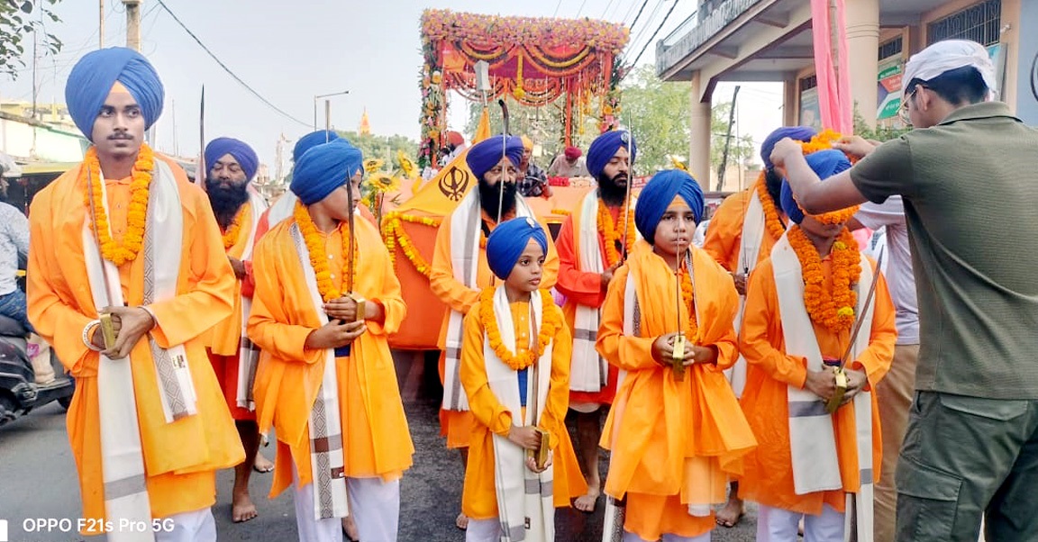 शोभायात्रा में शामिल बड़े एवं छोटे पंज प्यारे