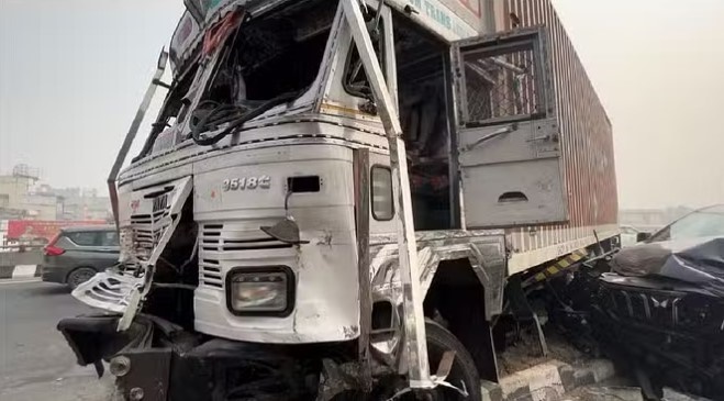 लाेगाें काे कुचलने वाला ट्रक वाहनाें में टक्कर मारने के बाद घटना स्थल पर खड़ा लाेगाें काे कुचलने वाला ट्रक वाहनाें में टक्कर मारने के बाद घटना स्थल पर खड़ा