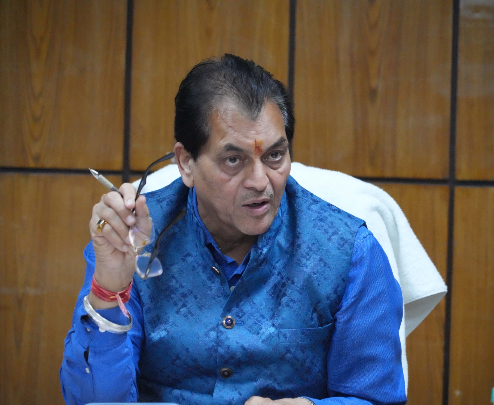 विधानसभा में स्मार्ट सिटी परियोजना एवं उससे संबंधित विभिन्न निर्माण कार्यों की समीक्षा करते शहरी विकास मंत्री डॉ. प्रेमचंद अग्रवाल। विधानसभा में स्मार्ट सिटी परियोजना एवं उससे संबंधित विभिन्न निर्माण कार्यों की समीक्षा करते शहरी विकास मंत्री डॉ. प्रेमचंद अग्रवाल।