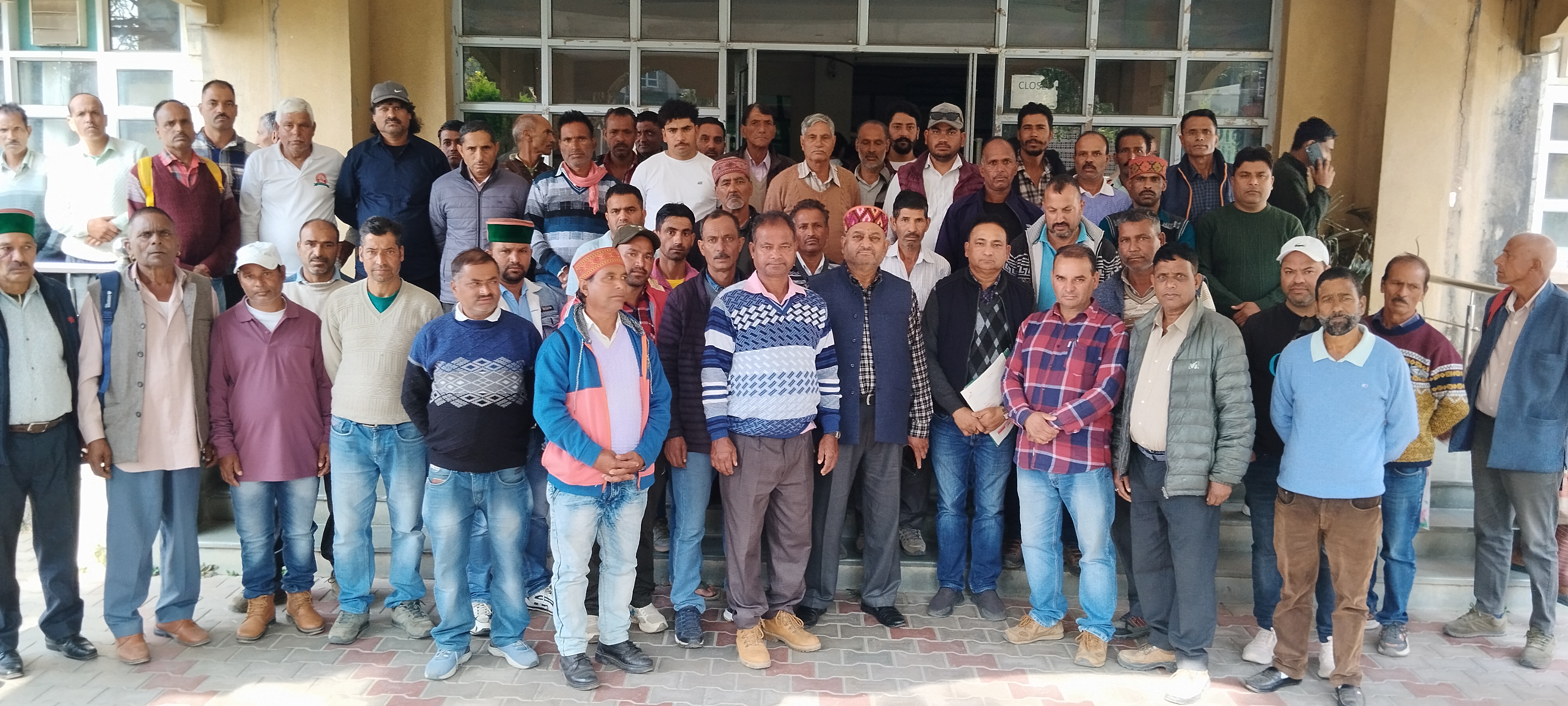 उपायुक्त के साथ बैठक के बाद प्रभावित संयुक्त चित्र में। उपायुक्त के साथ बैठक के बाद प्रभावित संयुक्त चित्र में।