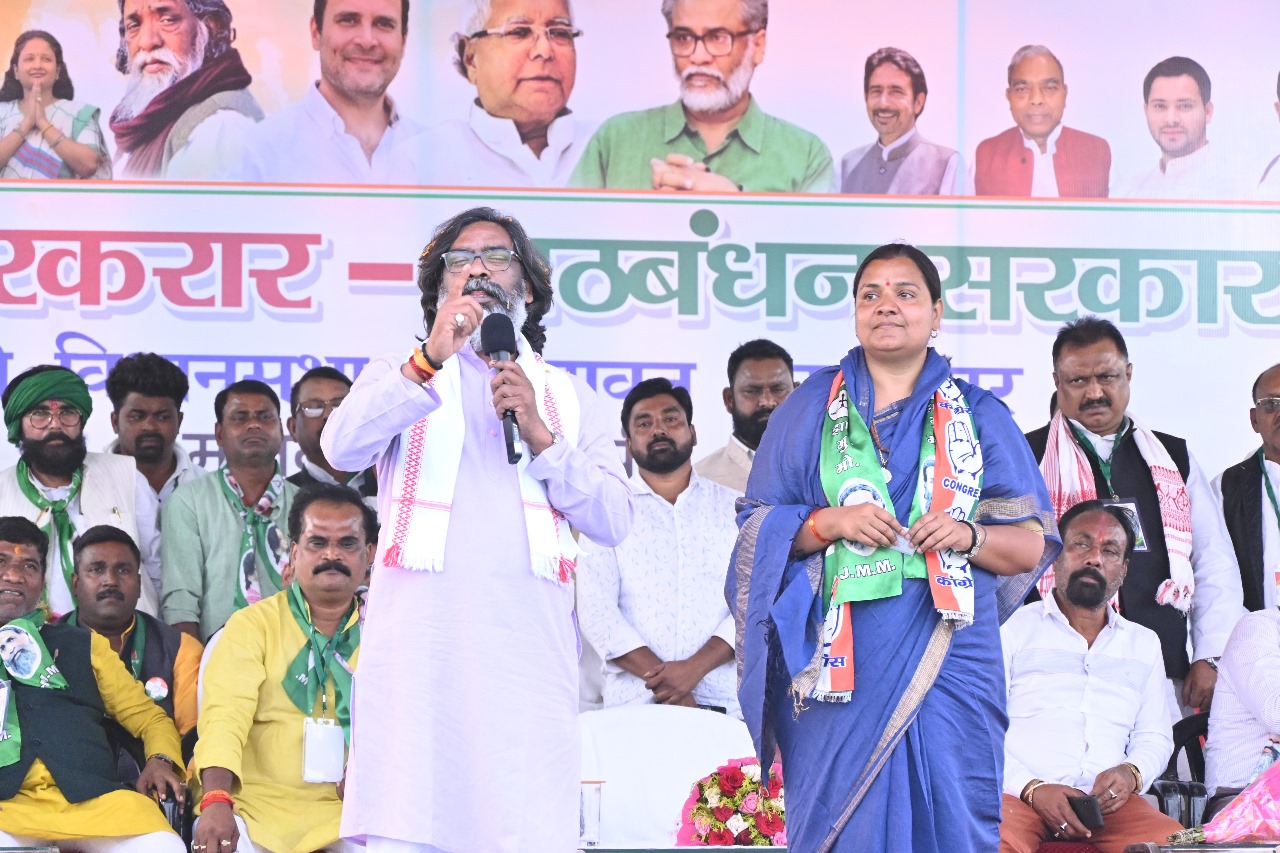 सभा को सम्बोधित करते हेमंत सोरेन सभा को सम्बोधित करते हेमंत सोरेन