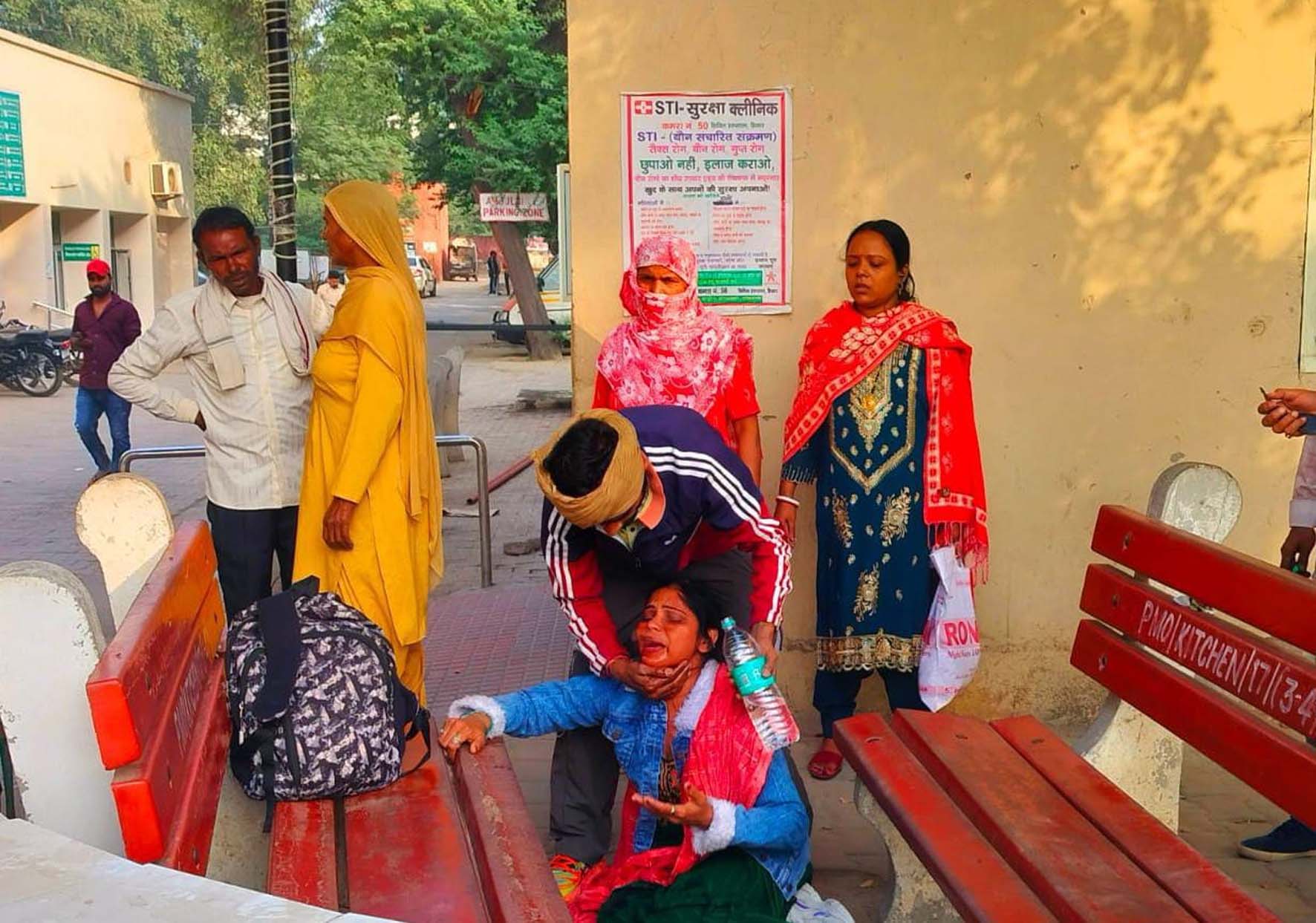 मृतक युवक सागर की मां के संभालते क्षेत्रवासी। मृतक युवक सागर की मां के संभालते क्षेत्रवासी।