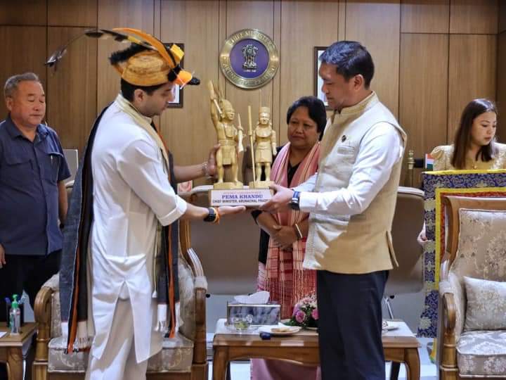 डोनर मंत्री ज्योतिरादित्य सिंधिया अपने तीन दिवसीय पूर्वोत्तर दौरे के पहले दिन अरुणाचल प्रदेश में कार्यक्रम में भाग लेते हुए। डोनर मंत्री ज्योतिरादित्य सिंधिया अपने तीन दिवसीय पूर्वोत्तर दौरे के पहले दिन अरुणाचल प्रदेश में कार्यक्रम में भाग लेते हुए।