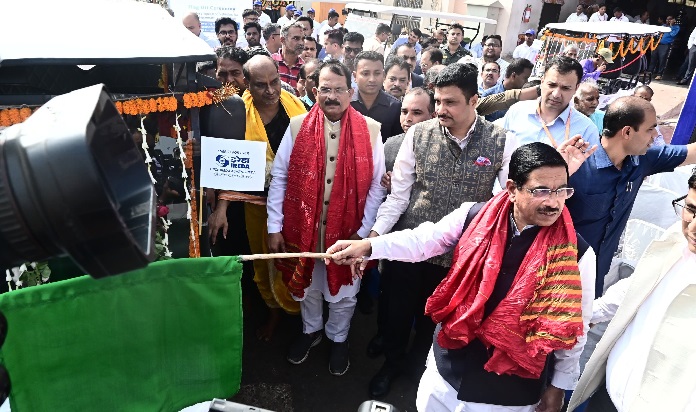 ओडिशा के पुरी में श्री जगन्नाथ मंदिर में 10 बैटरी चालित वाहनों को हरी झंडी दिखाकर रवाना करते केंद्रीय मंत्री प्रल्हाद जोशी ओडिशा के पुरी में श्री जगन्नाथ मंदिर में 10 बैटरी चालित वाहनों को हरी झंडी दिखाकर रवाना करते केंद्रीय मंत्री प्रल्हाद जोशी
