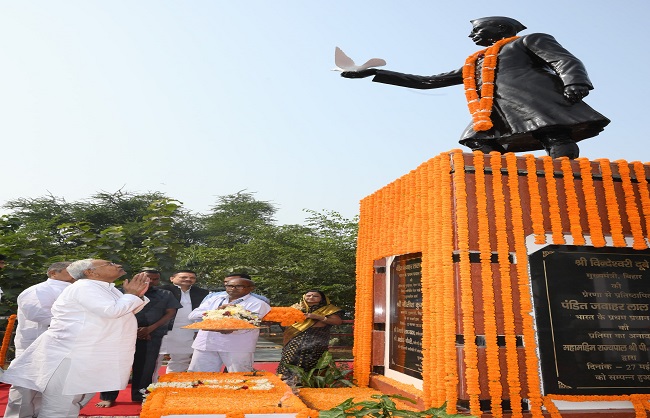 देश के पहले पीएम जेएल नेहरू को शद्धांजलि देते नीतीश देश के पहले पीएम जेएल नेहरू को शद्धांजलि देते नीतीश