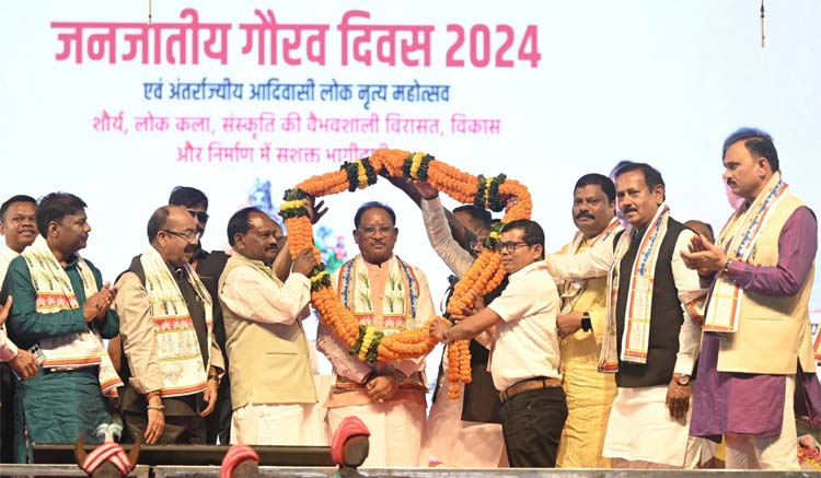 मुख्यमंत्री साय ने दो दिवसीय जनजातीय गौरव दिवस एवं आदिवासी लोक नृत्य महोत्सव का किया शुभारंभ