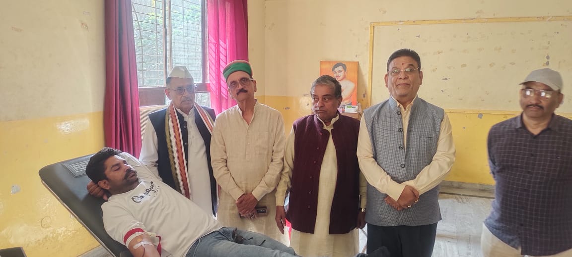 नेहरू जी की जयंती पर रक्तदान करते कांग्रेस कार्यकर्ता नेहरू जी की जयंती पर रक्तदान करते कांग्रेस कार्यकर्ता