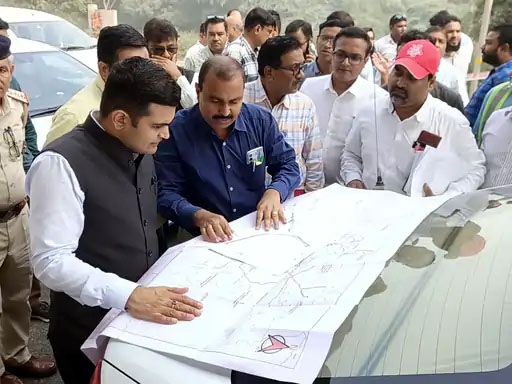 निरीक्षण के दौरान अधिकारियों से हाईवे की जानकारी लेते डीसी विक्रम सिंह। निरीक्षण के दौरान अधिकारियों से हाईवे की जानकारी लेते डीसी विक्रम सिंह।