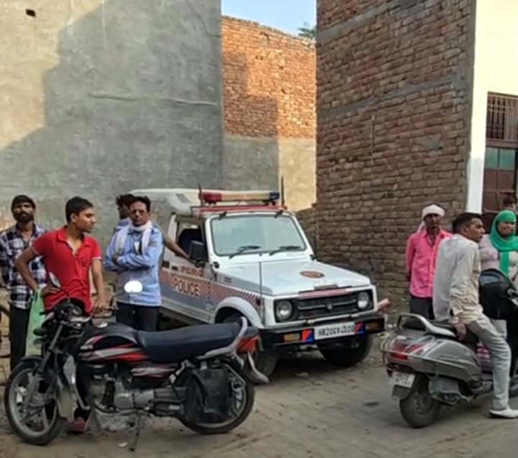 मौके पर मौजूद पुलिस की गाड़ी। मौके पर मौजूद पुलिस की गाड़ी।